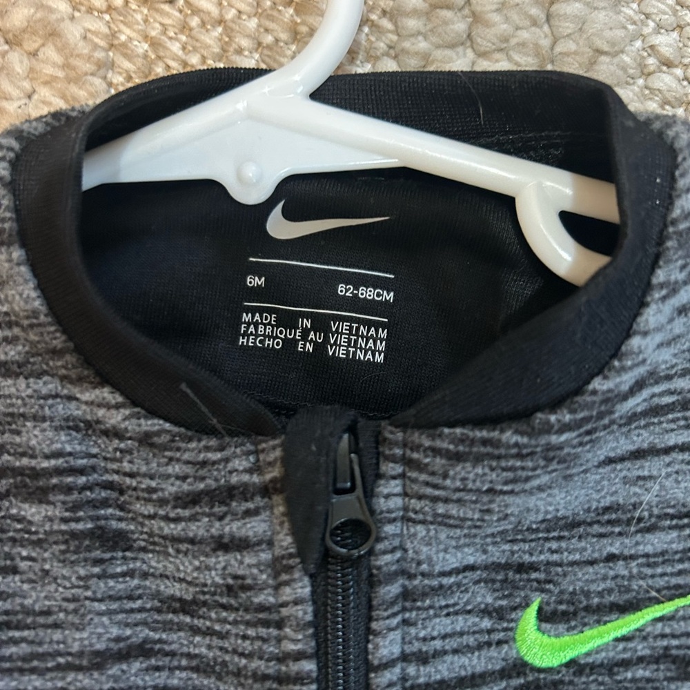 Nike - Picture 3 of 4